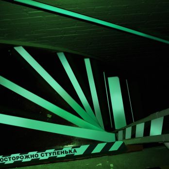 Применение: Фотолюминесцентная лента GloBrite®MR Black Stripe